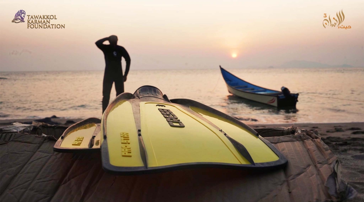 مؤسسة توكل كرمان تمنح قارب صيد لغواص شهير في عدن