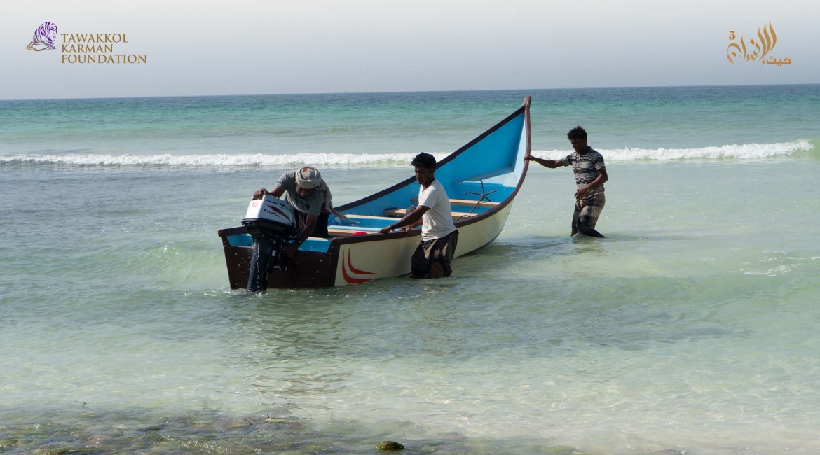 مؤسسة توكل كرمان تمنح قارب صيد لصياد في جزيرة سقطرى