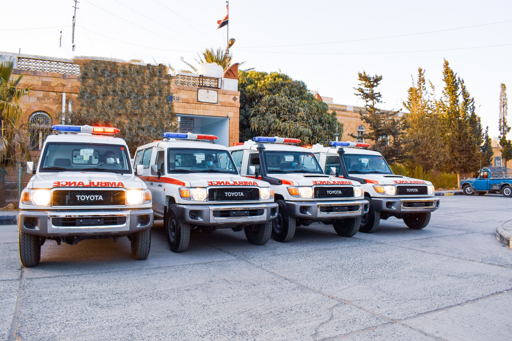 Tavakkol Karman Vakfı Taiz Şehrine Dört Ambulans Aracı Teslim Etti