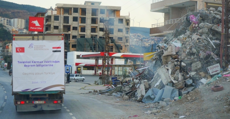 Türk makamları, Tavakkol Karman Vakfı Tarafından Sağlanan Bir Yardım Konvoyunu Teslim Aldı