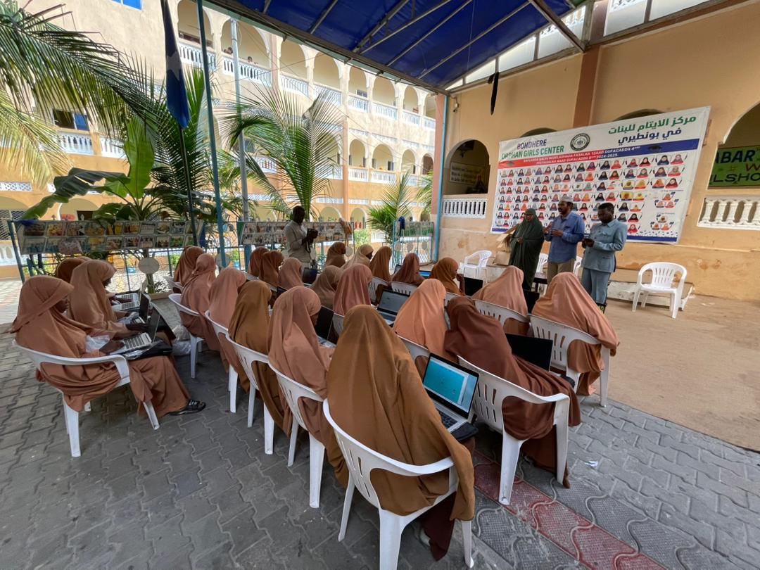 Tawakkol Karman Foundation provides 50 laptops to orphanage school in Somalia
