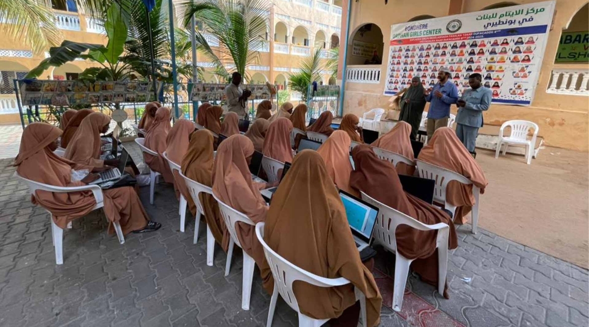 Tawakkol Karman Foundation provides 50 laptops to orphanage school in Somalia